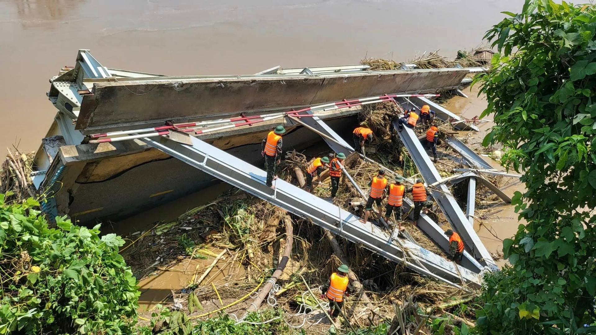 Trước đó, khoảng 10h ngày 9/9, cầu Phong Châu bị sập 2 nhịp khiến 3 ô tô, 6 xe máy, một xe điện rơi xuống sông. 3 người đã được cứu, 8 người vẫn đang mất tích.