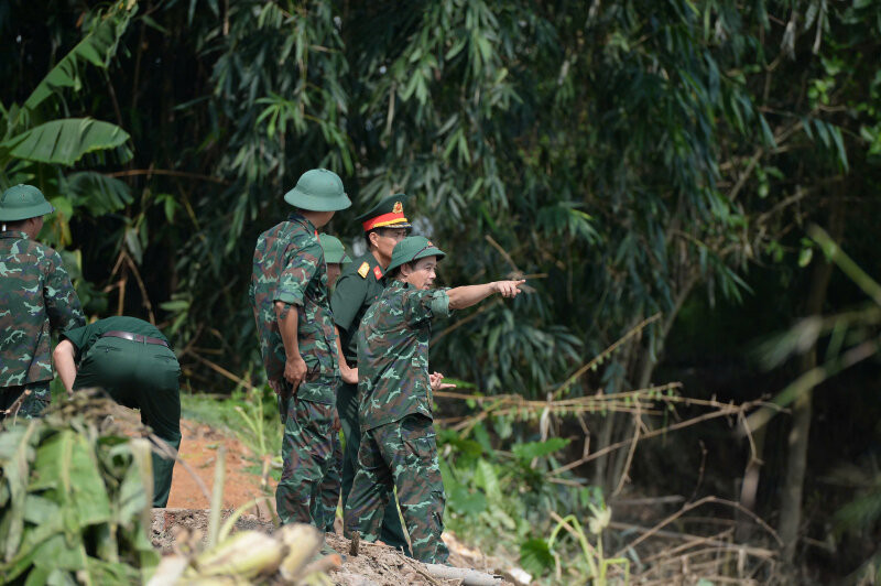 Bộ Chỉ huy quân sự tỉnh - Cơ quan thường trực về tìm kiếm cứu nạn và phòng thủ dân sự tỉnh làm đầu mối, chủ trì, phối hợp với các sở, ngành, cơ quan, đơn vị liên quan xây dựng phương án cụ thể, huy động lực lượng, phương tiện và tổ chức thực hiện việc tìm kiếm người, trục vớt phương tiện đảm bảo nhanh chóng, an toàn.