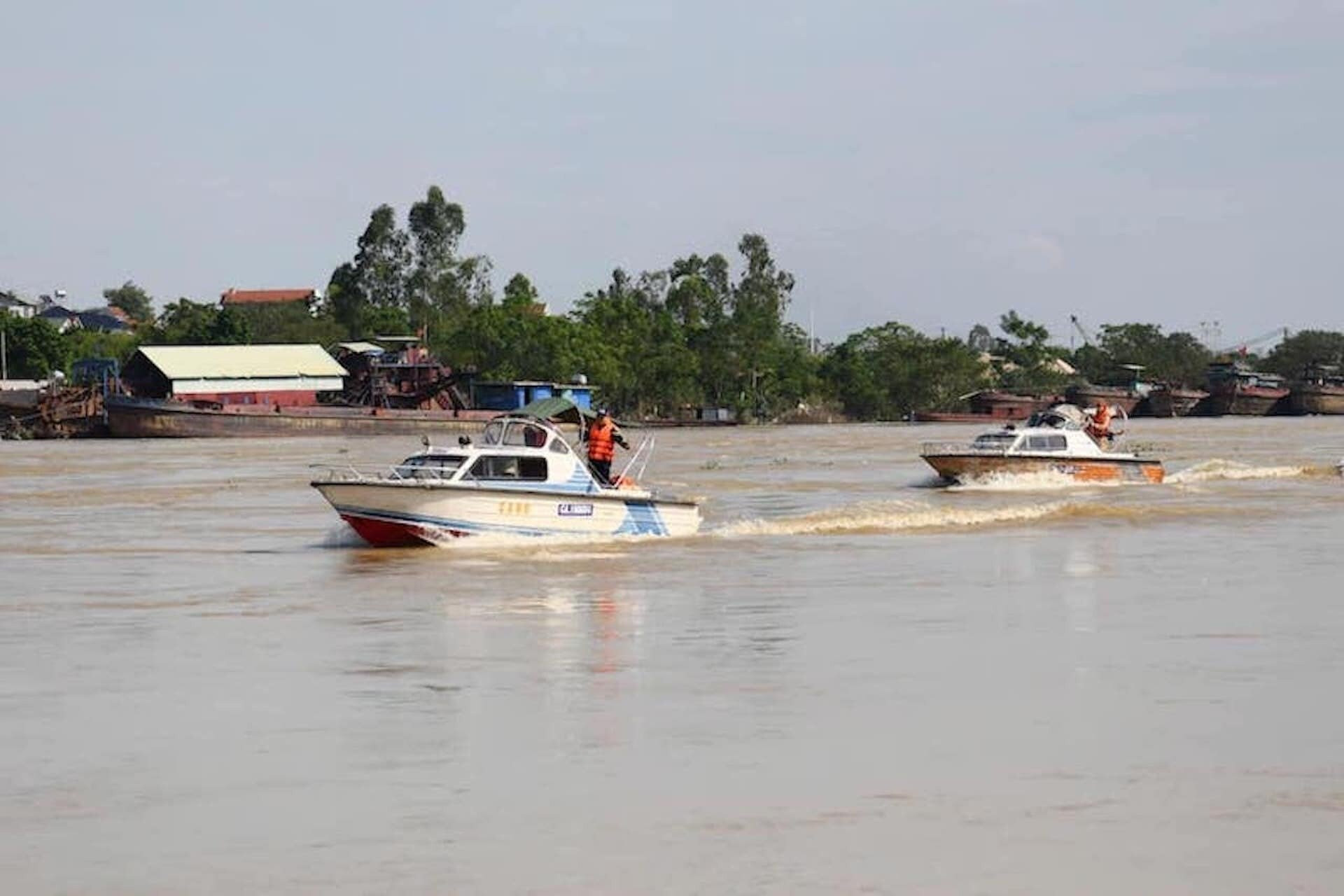 Các ca nô chạy dọc bờ sông nỗ lực tìm kiếm. Bên cạnh đó, các lực lượng chức năng đang liên tục đánh giá mực nước, dòng nước, khi điều kiện thuận lợi, đảm bảo an toàn sẽ tiến hành cứu hộ và lắp đặt cầu phao.