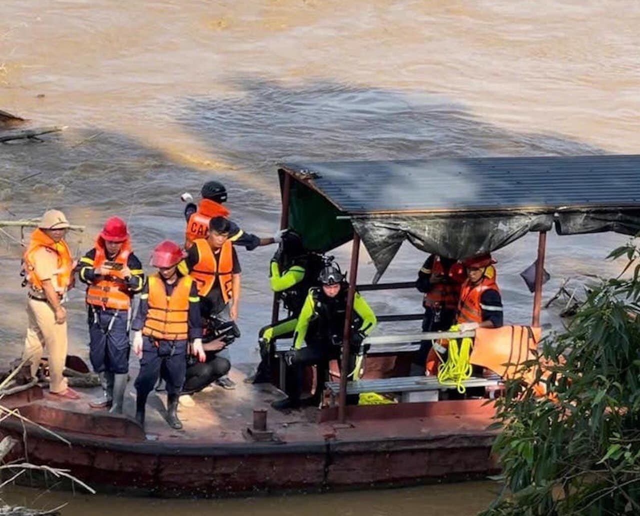 Những ngày qua, do ảnh hưởng của mưa lũ, nước sông dâng cao, chảy xiết khiến việc tìm kiếm nạn nhân mất tích gặp nhiều khó khăn.