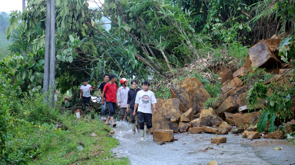 tam dinh chi cong tac 2 chu tich xa o lao cai vi lo la truc ung pho bao lu hinh anh 1