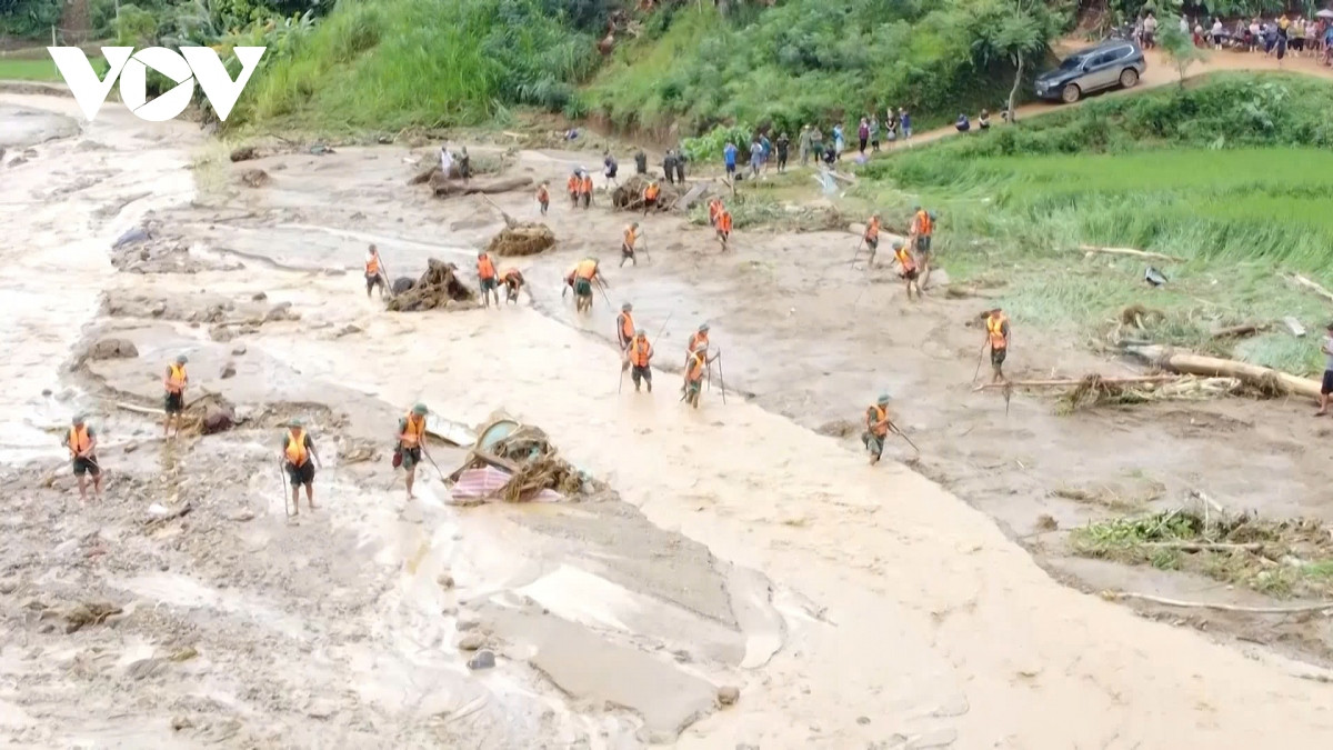 luc luong vu trang dam minh trong bun dat tim kiem nan nhan o lang nu hinh anh 9