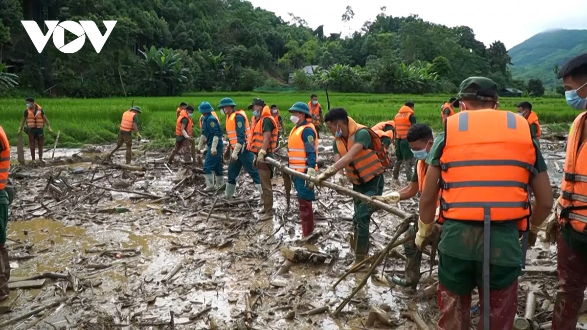 luc luong vu trang dam minh trong bun dat tim kiem nan nhan o lang nu hinh anh 3