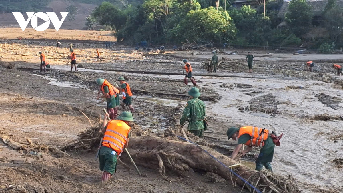 luc luong vu trang dam minh trong bun dat tim kiem nan nhan o lang nu hinh anh 5