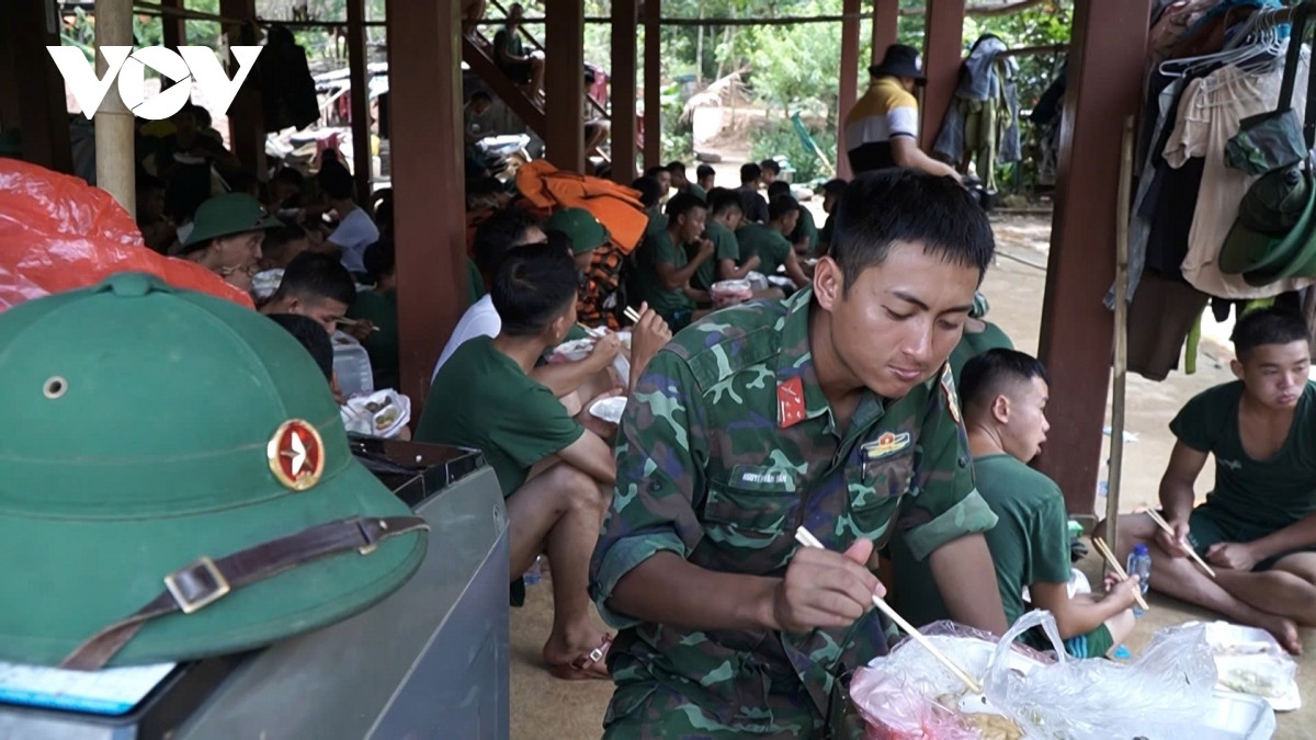 luc luong vu trang dam minh trong bun dat tim kiem nan nhan o lang nu hinh anh 6