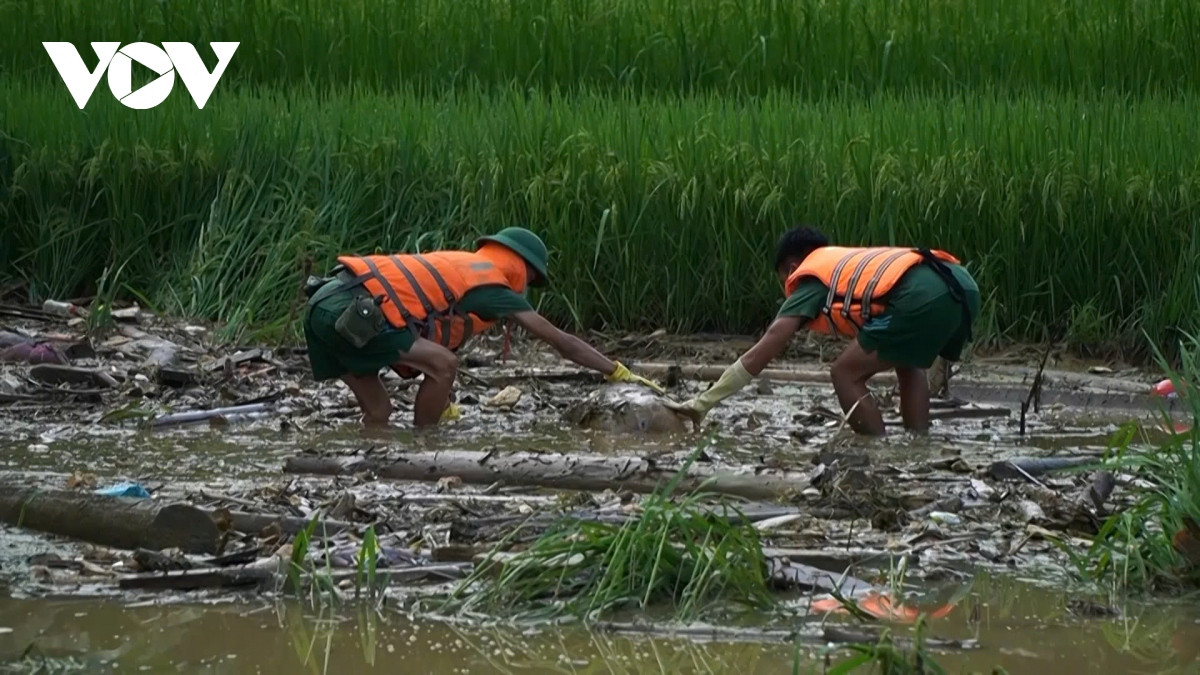 luc luong vu trang dam minh trong bun dat tim kiem nan nhan o lang nu hinh anh 7