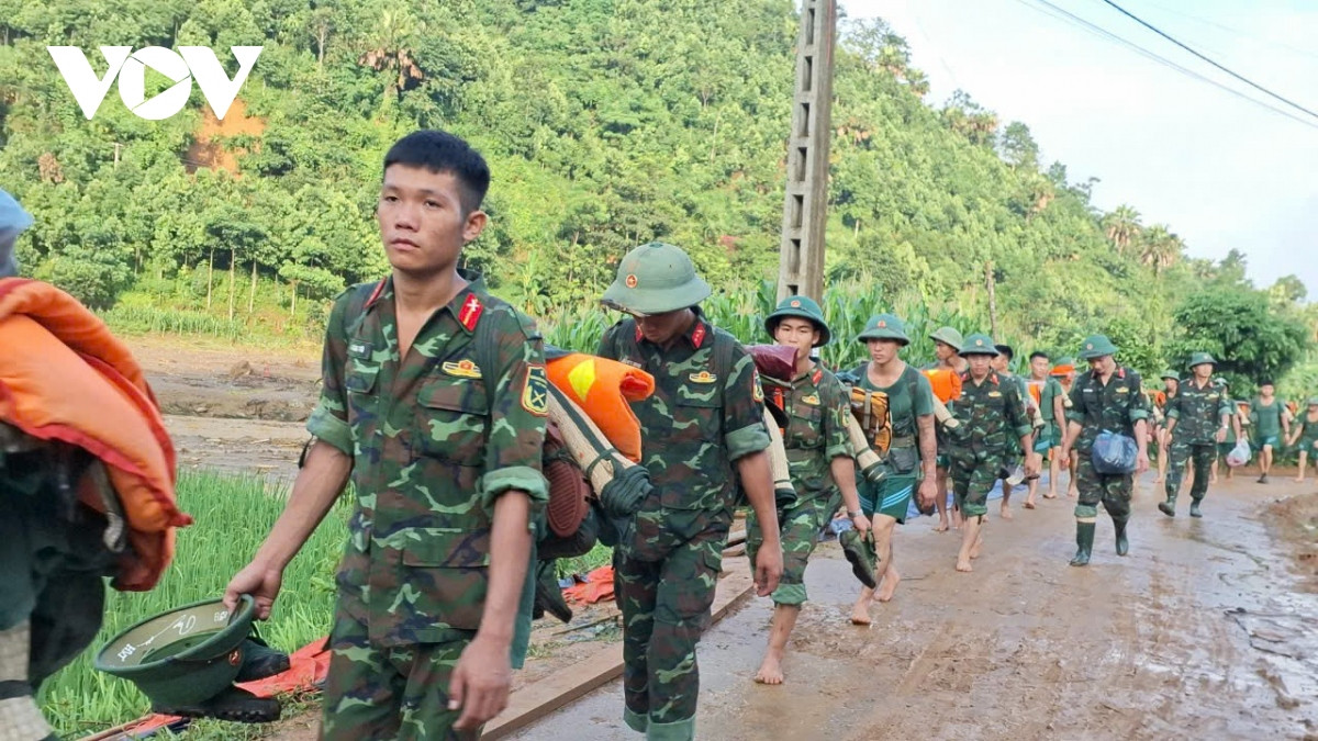 vuot gian kho, chay dua voi thoi gian vi nhan dan vung lu lang nu hinh anh 3