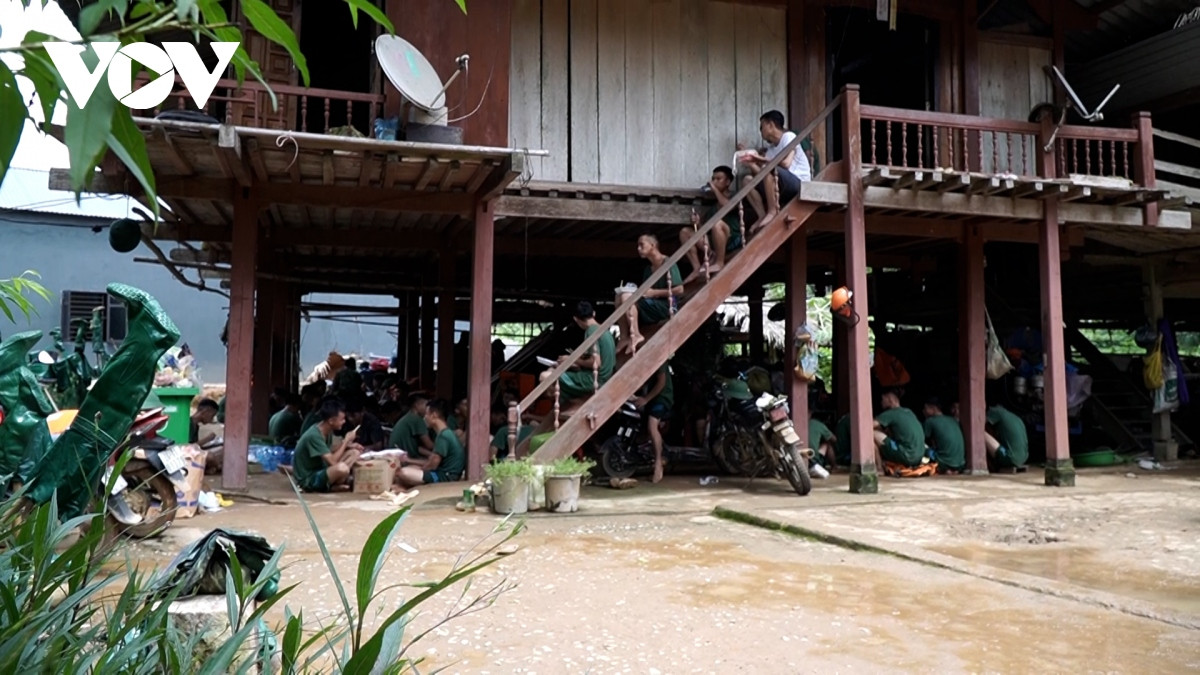 vuot gian kho, chay dua voi thoi gian vi nhan dan vung lu lang nu hinh anh 5