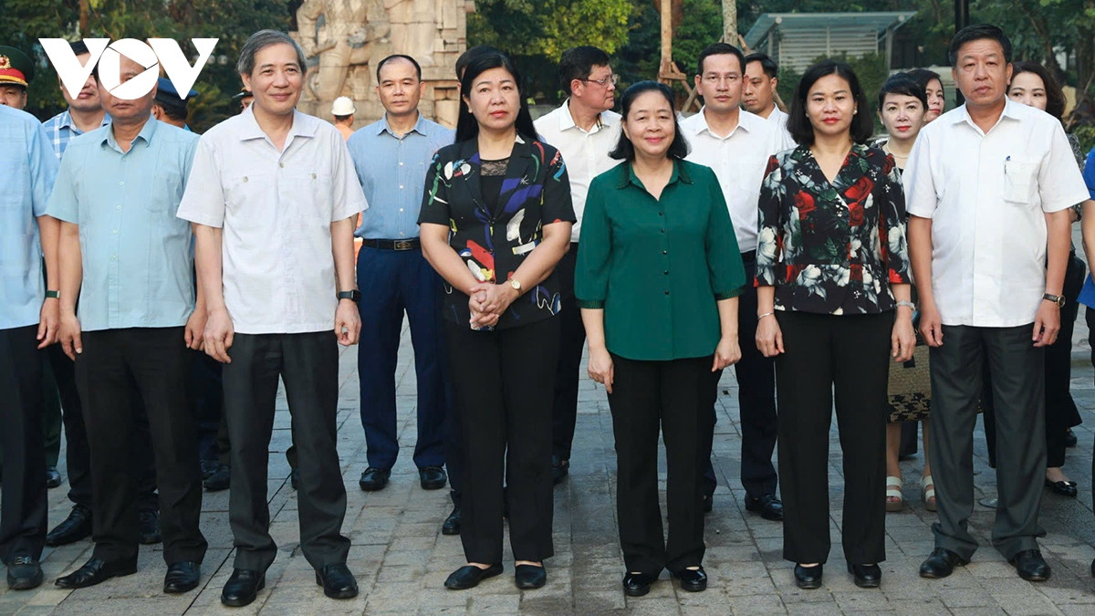 lanh dao ha noi cung nguoi dan tong ve sinh moi truong sau bao lu hinh anh 1