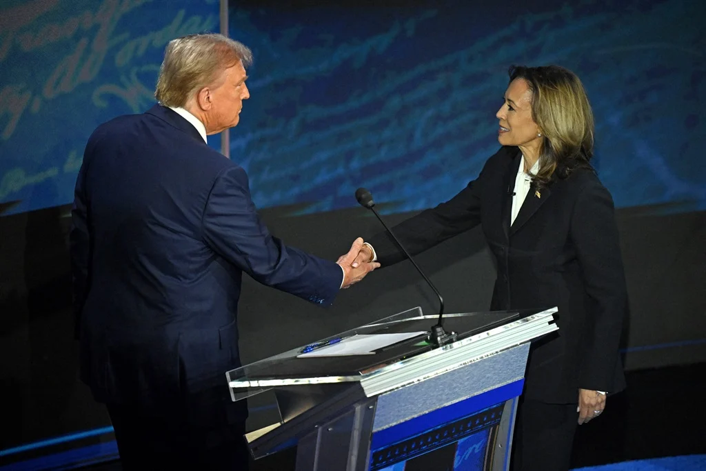 Ông Donald Trump và bà Kamala Harris bắt tay trước khi bắt đầu cuộc tranh luận ngày 10/9. (Ảnh: News24)