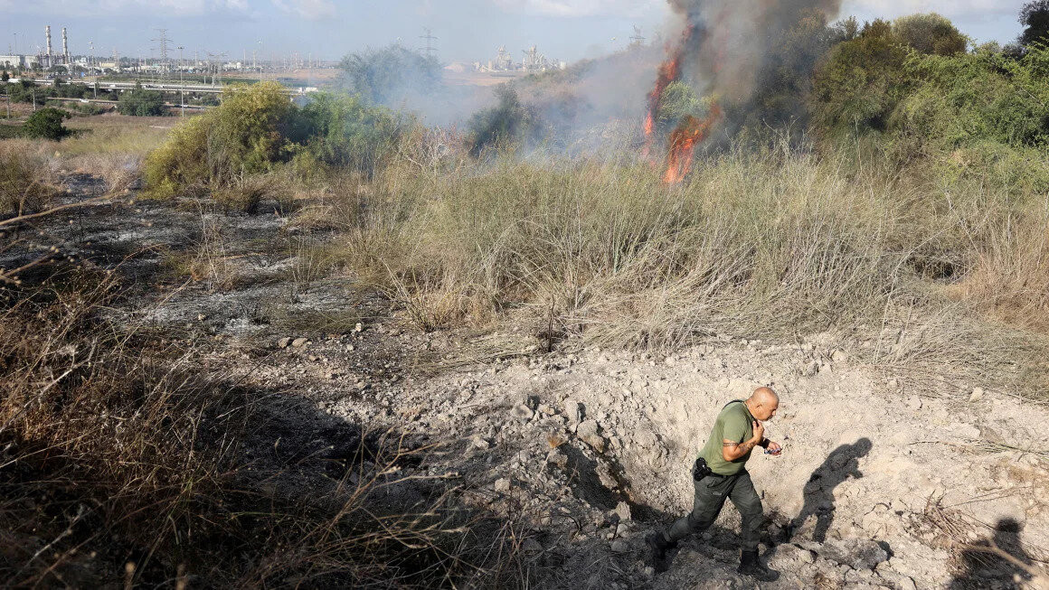 Một tên lửa Houthi rơi xuống miền trung Israel gây cháy rừng trong cuộc tập kích ngày 15/9. (Ảnh: Reuters)