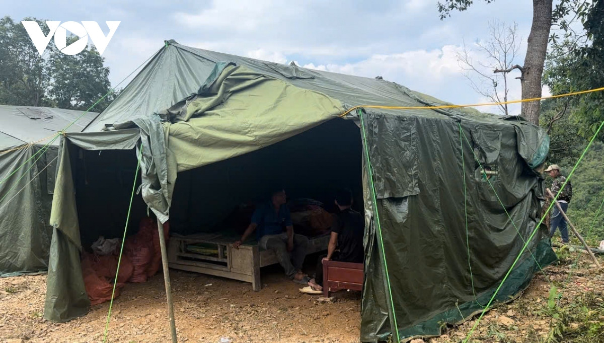 ngay dem dung lan trai, di chuyen dan khoi vung nguy co sat lo o son la hinh anh 9