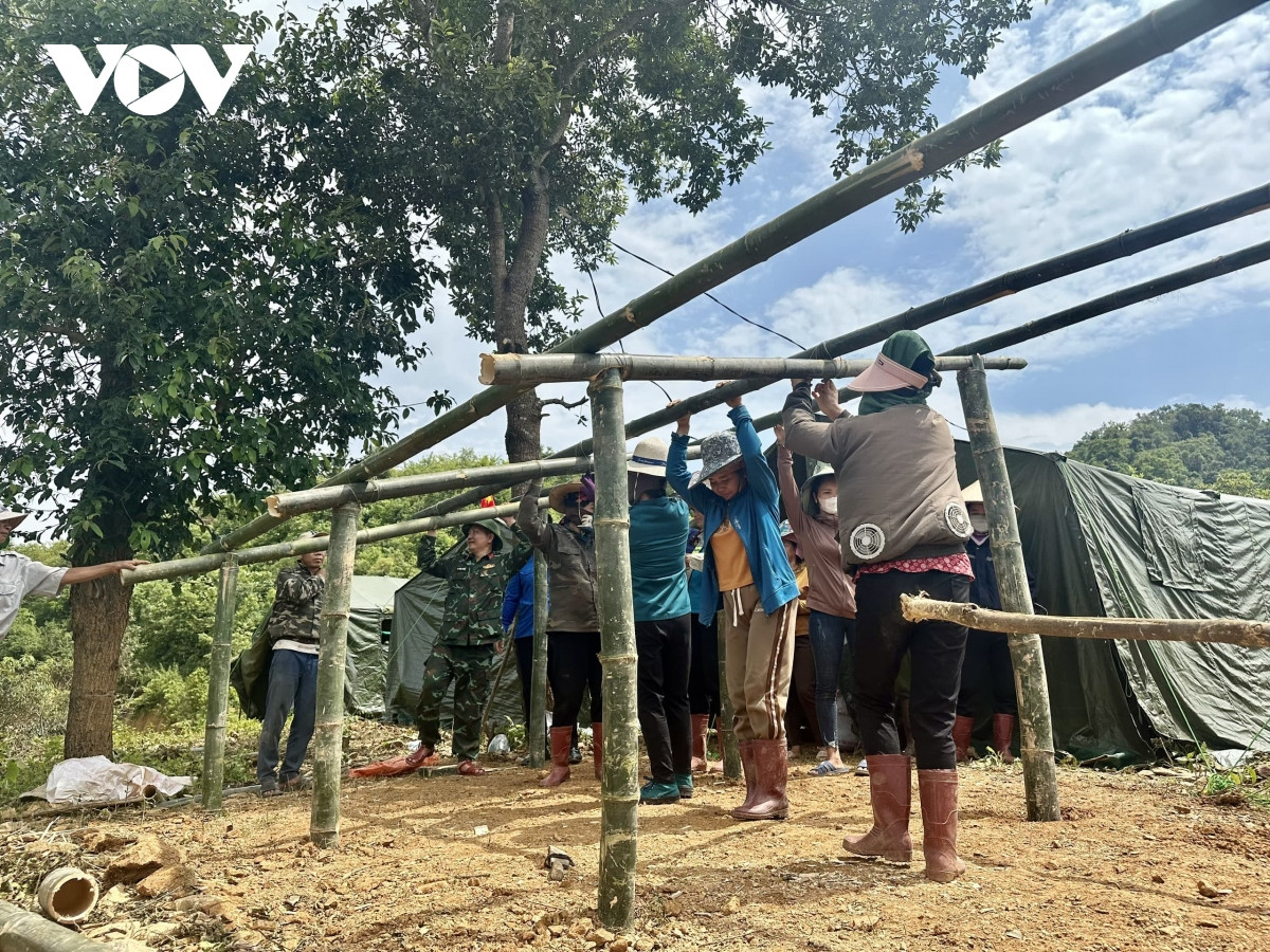 ngay dem dung lan trai, di chuyen dan khoi vung nguy co sat lo o son la hinh anh 3