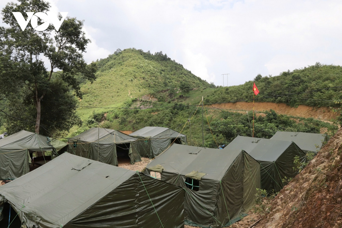 ngay dem dung lan trai, di chuyen dan khoi vung nguy co sat lo o son la hinh anh 17