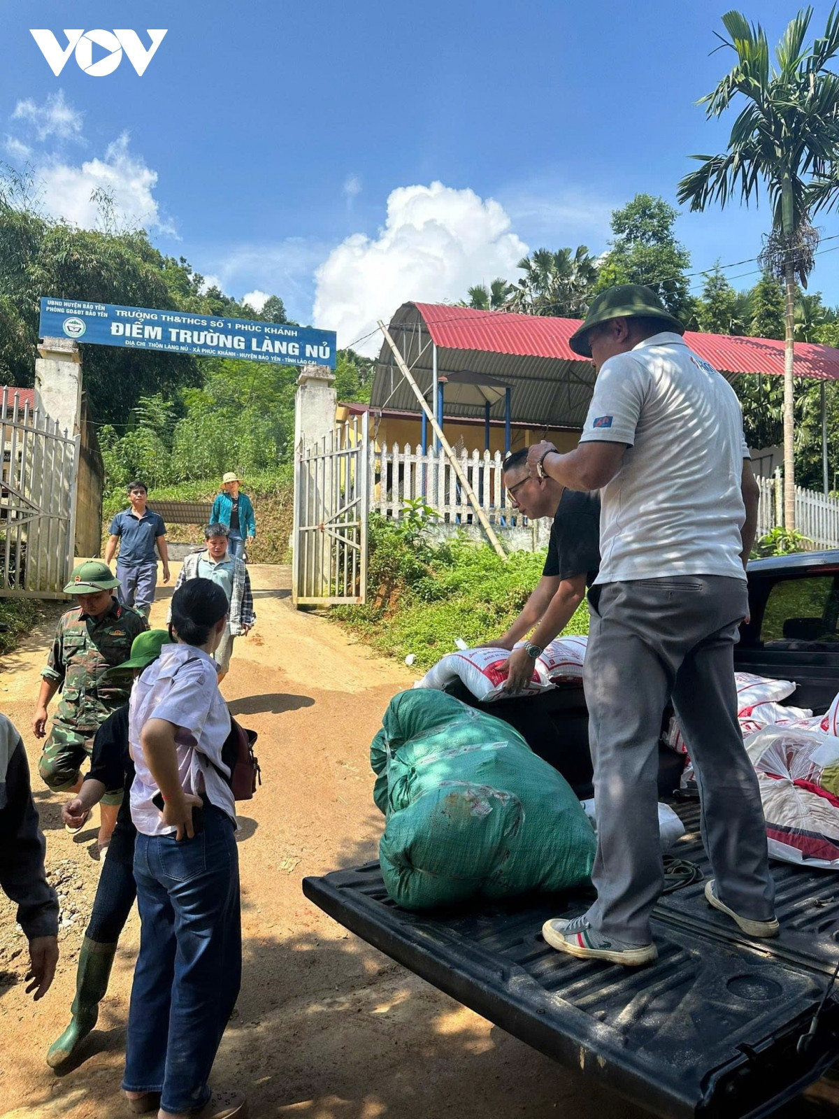 xuc dong nhung hinh anh tiep suc nguoi dan lang nu va vung lu hinh anh 8