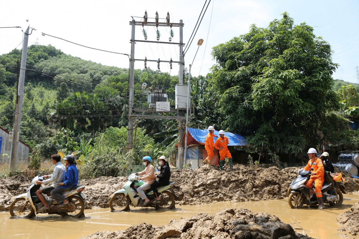 Dien luc lao cai chay dua thoi gian cap dien tro lai sau mua lu hinh anh 1