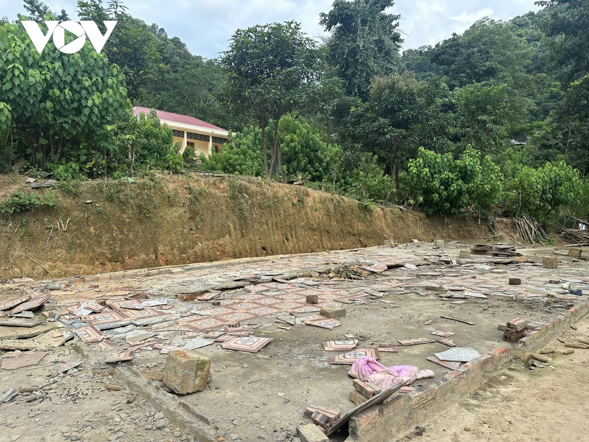 ngay dem dung lan trai, di chuyen dan khoi vung nguy co sat lo o son la hinh anh 5