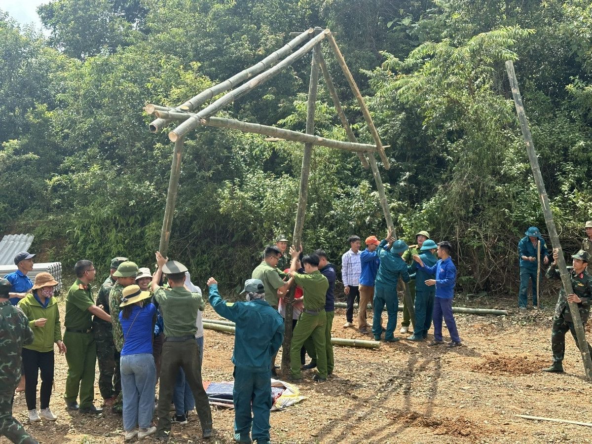 ngay dem dung lan trai, di chuyen dan khoi vung nguy co sat lo o son la hinh anh 4