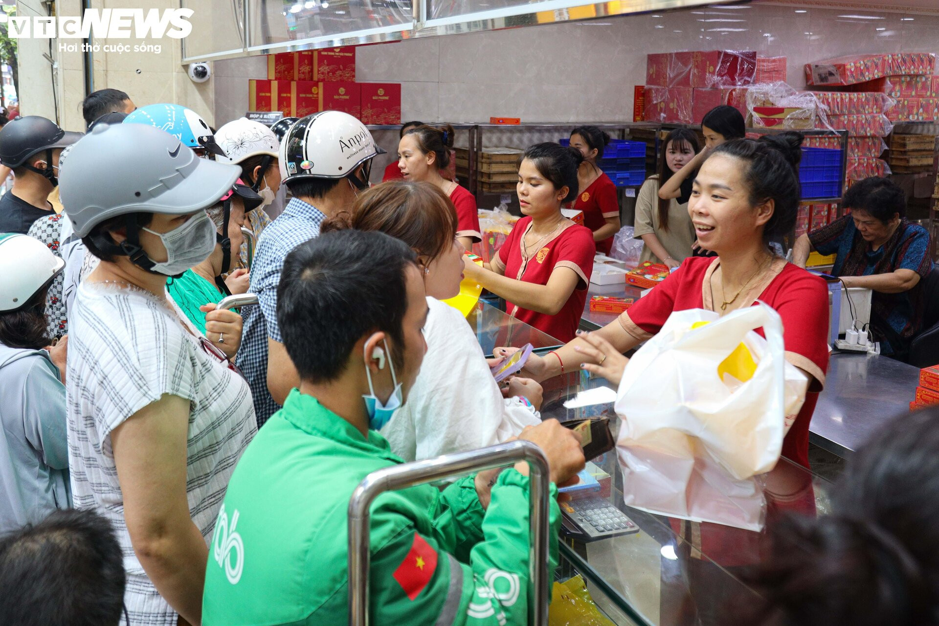 Khách nườm nượp xếp hàng chờ mua bánh trung thu truyền thống ở Hà Nội - 9