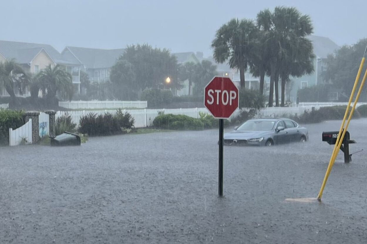 Ôtô bị nước lũ cuốn trôi gần thị trấn Carolina Beach, Bắc Carolina hôm 16/9. (Ảnh: Mike Scott)