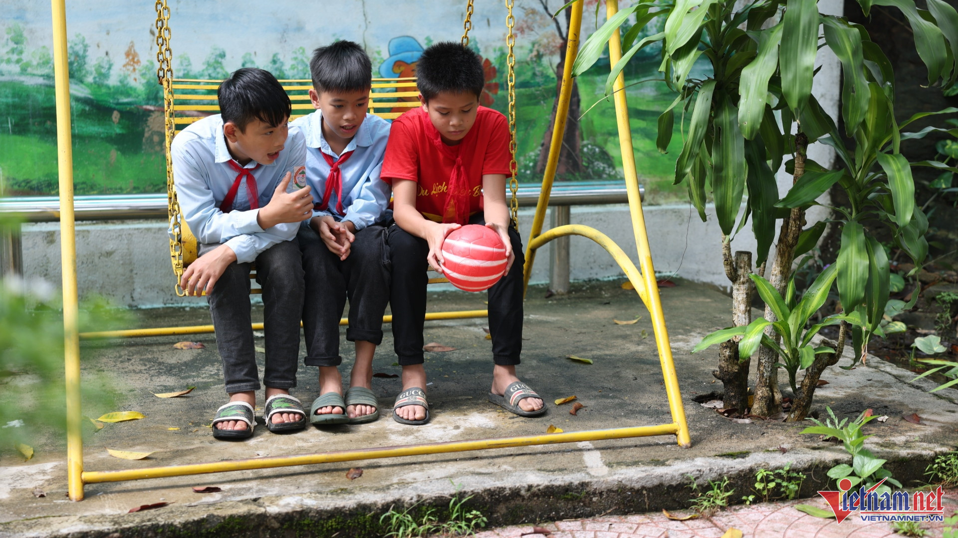 Gương mặt đượm nỗi buồn của em Hoàng Anh Quân (áo đỏ) trong giờ ra chơi cùng các bạn. (Ảnh: Đức Hoàng)