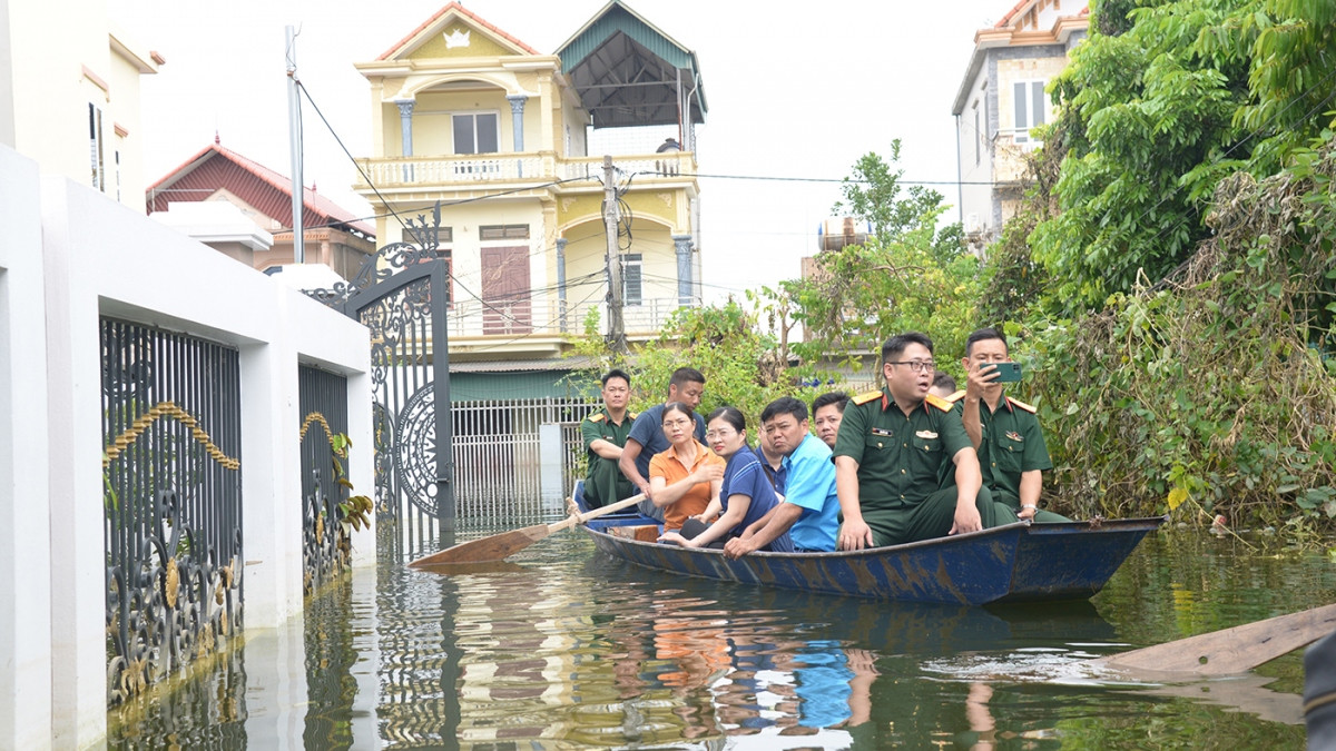 Dong vien, ho tro nguoi dan vung lu my Duc hinh anh 3