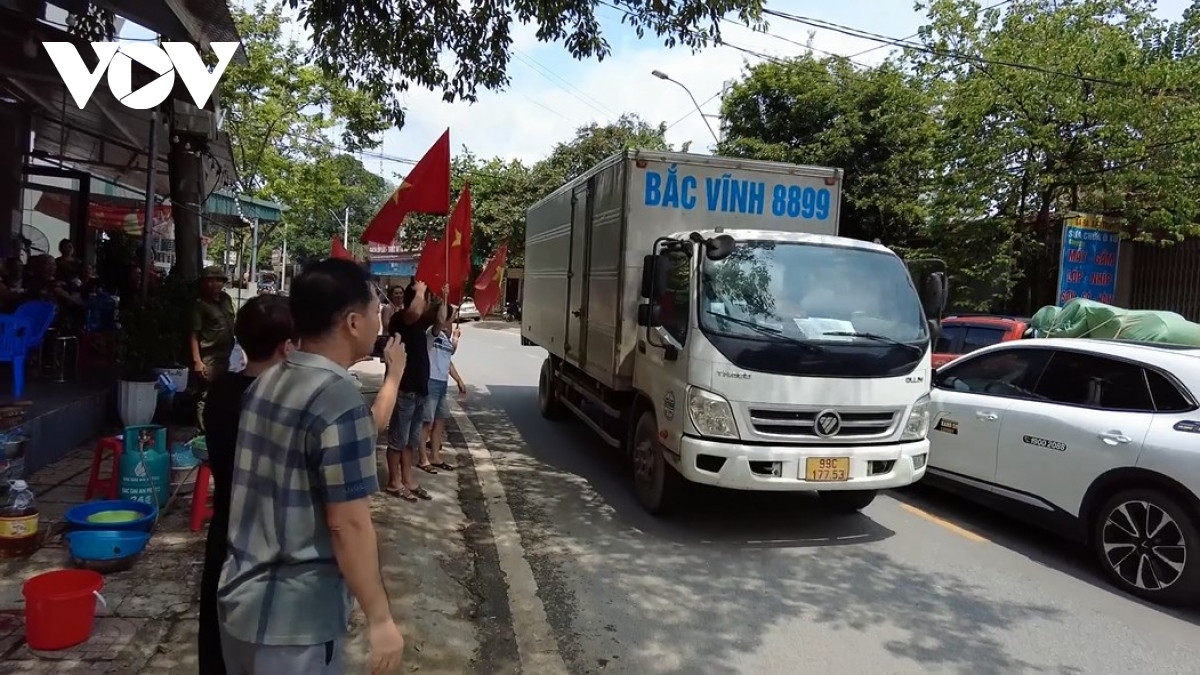 bua com, nha nghi khong dong o lao cai tiep suc cac doan thien nguyen hinh anh 5