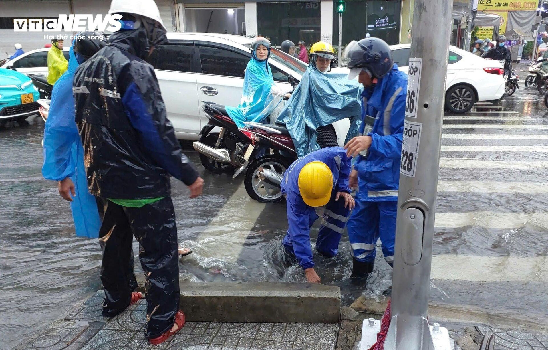 Mưa lớn kéo dài khiến nhiều tuyến phố Đà Nẵng ngập sâu, giao thông hỗn loạn  - 9