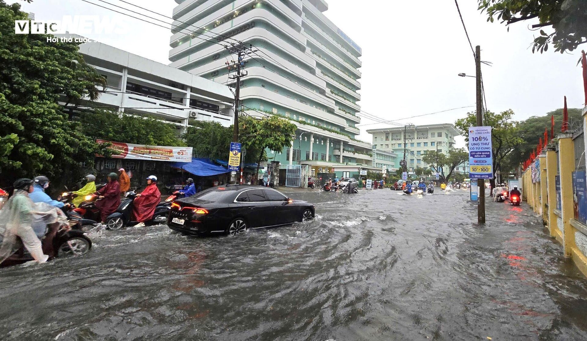 Mưa lớn kéo dài khiến nhiều tuyến phố Đà Nẵng ngập sâu, giao thông hỗn loạn  - 7