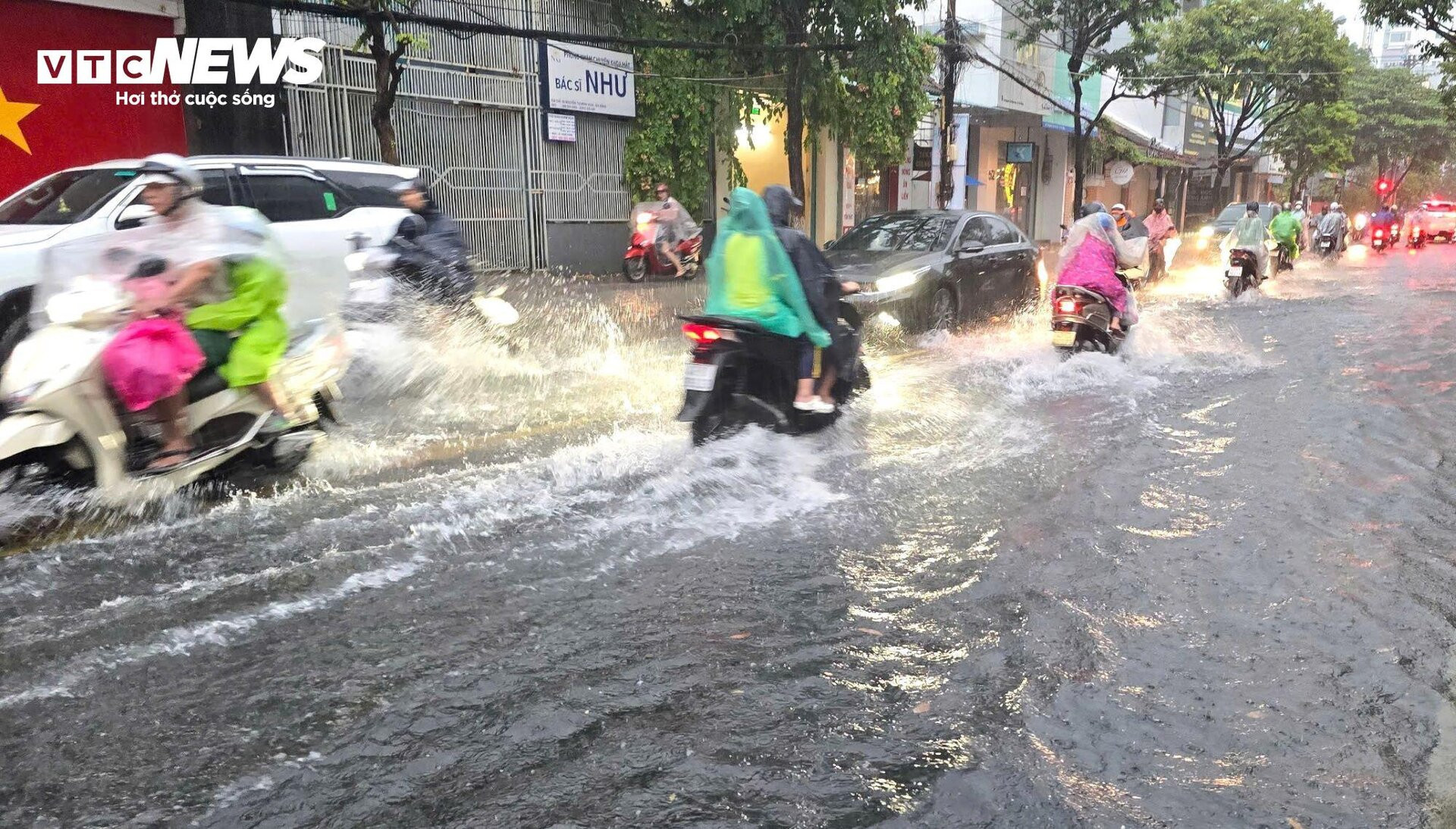 Mưa lớn kéo dài khiến nhiều tuyến phố Đà Nẵng ngập sâu, giao thông hỗn loạn  - 6