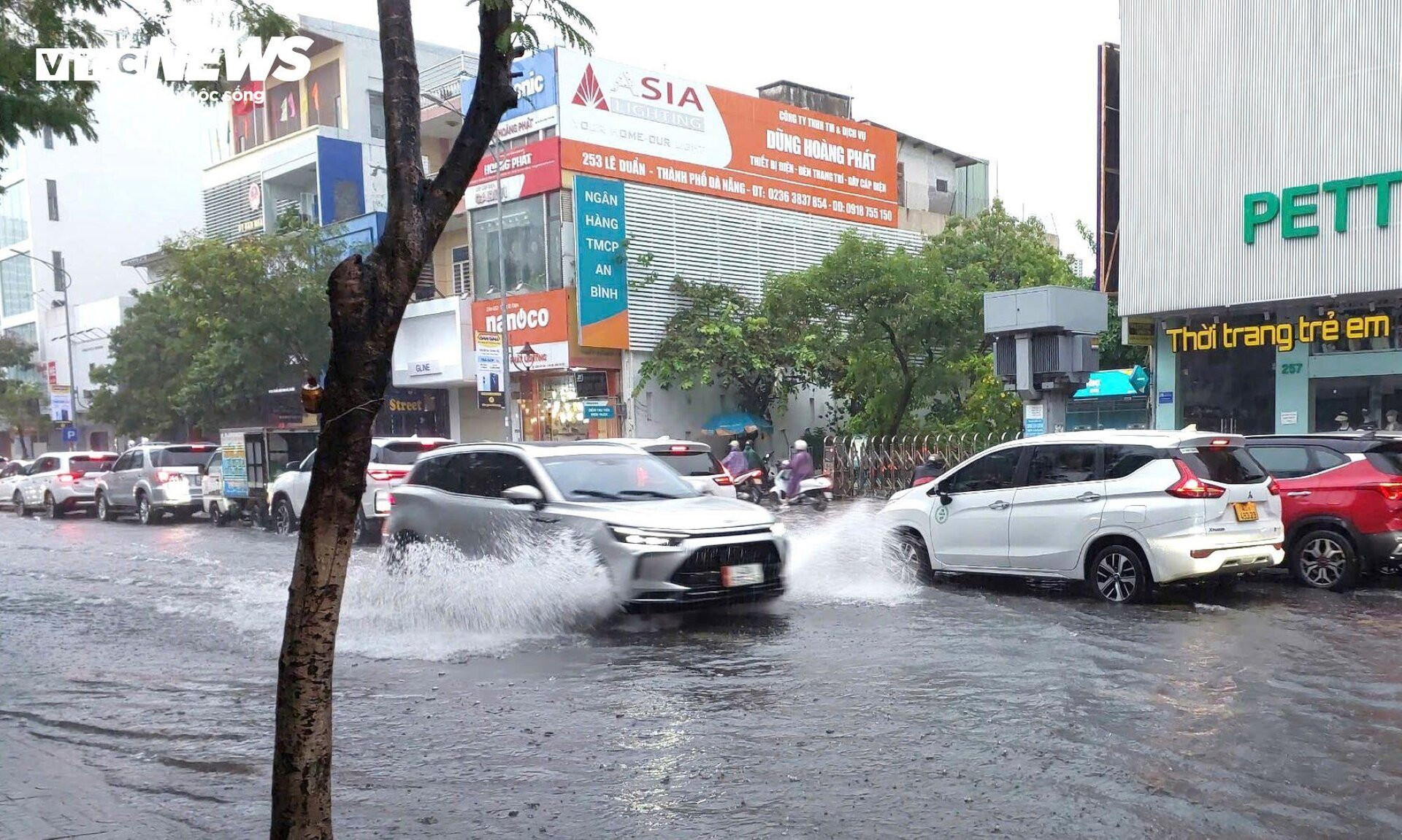 Mưa lớn kéo dài khiến nhiều tuyến phố Đà Nẵng ngập sâu, giao thông hỗn loạn  - 1