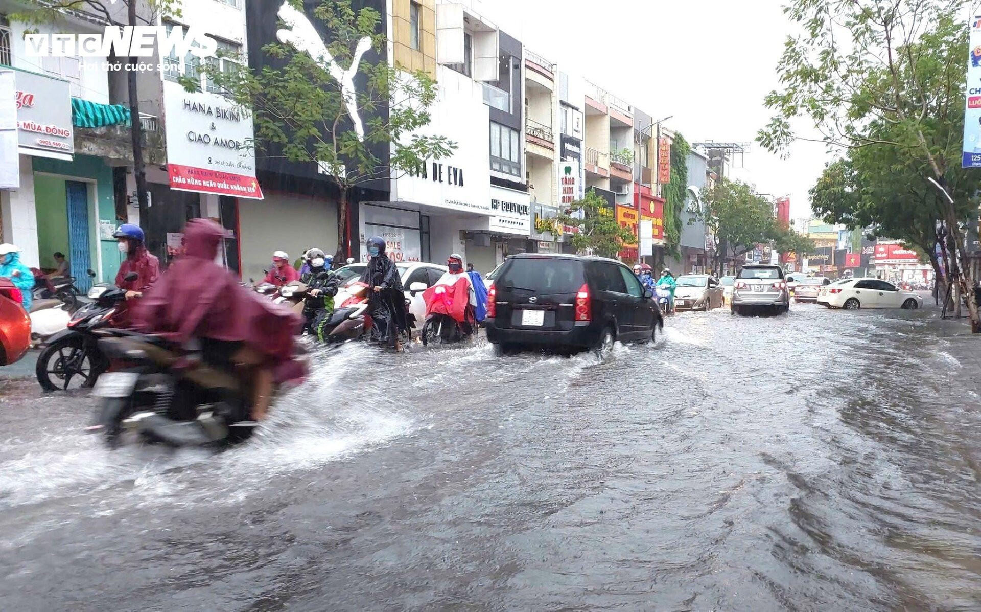 Mưa lớn kéo dài khiến nhiều tuyến phố Đà Nẵng ngập sâu, giao thông hỗn loạn  - 2