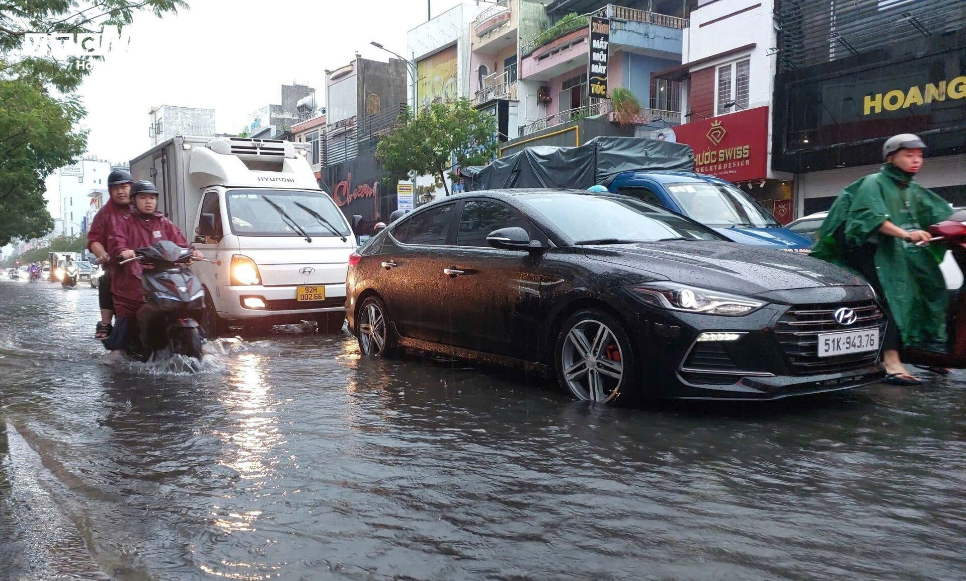 Mưa lớn kéo dài khiến nhiều tuyến phố Đà Nẵng ngập sâu, giao thông hỗn loạn  - 11