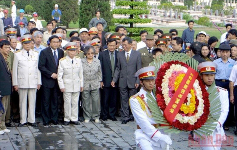 Đại tướng Võ Nguyên Giáp và phu nhân viếng Nghĩa trang liệt sỹ đồi A1 trong lần thăm tỉnh Điện Biên năm 2004. (Ảnh: Báo Nhân Dân)