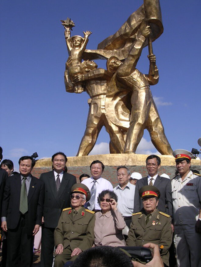 Đại tướng cùng phu nhân thăm và chụp ảnh lưu niệm tại Tượng đài Chiến thắng Điện Biên. (Ảnh: TTXVN)