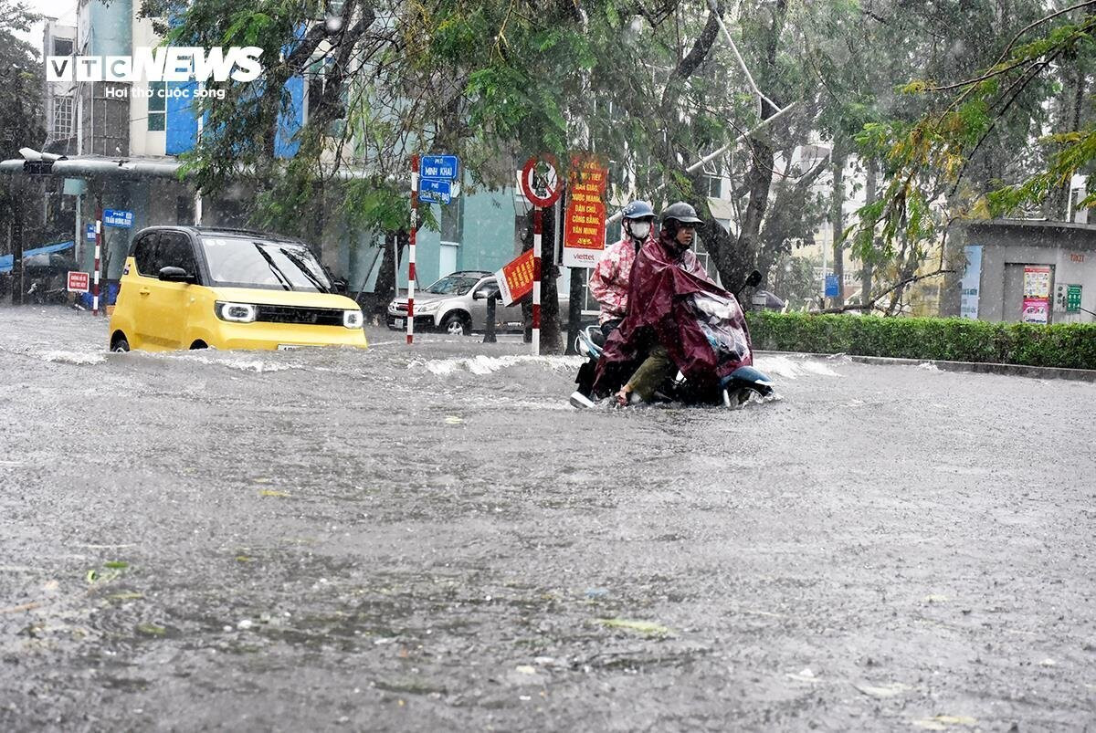 Do ảnh hưởng của bão số 3, nhiều tuyến đường nội thành ngập nặng.