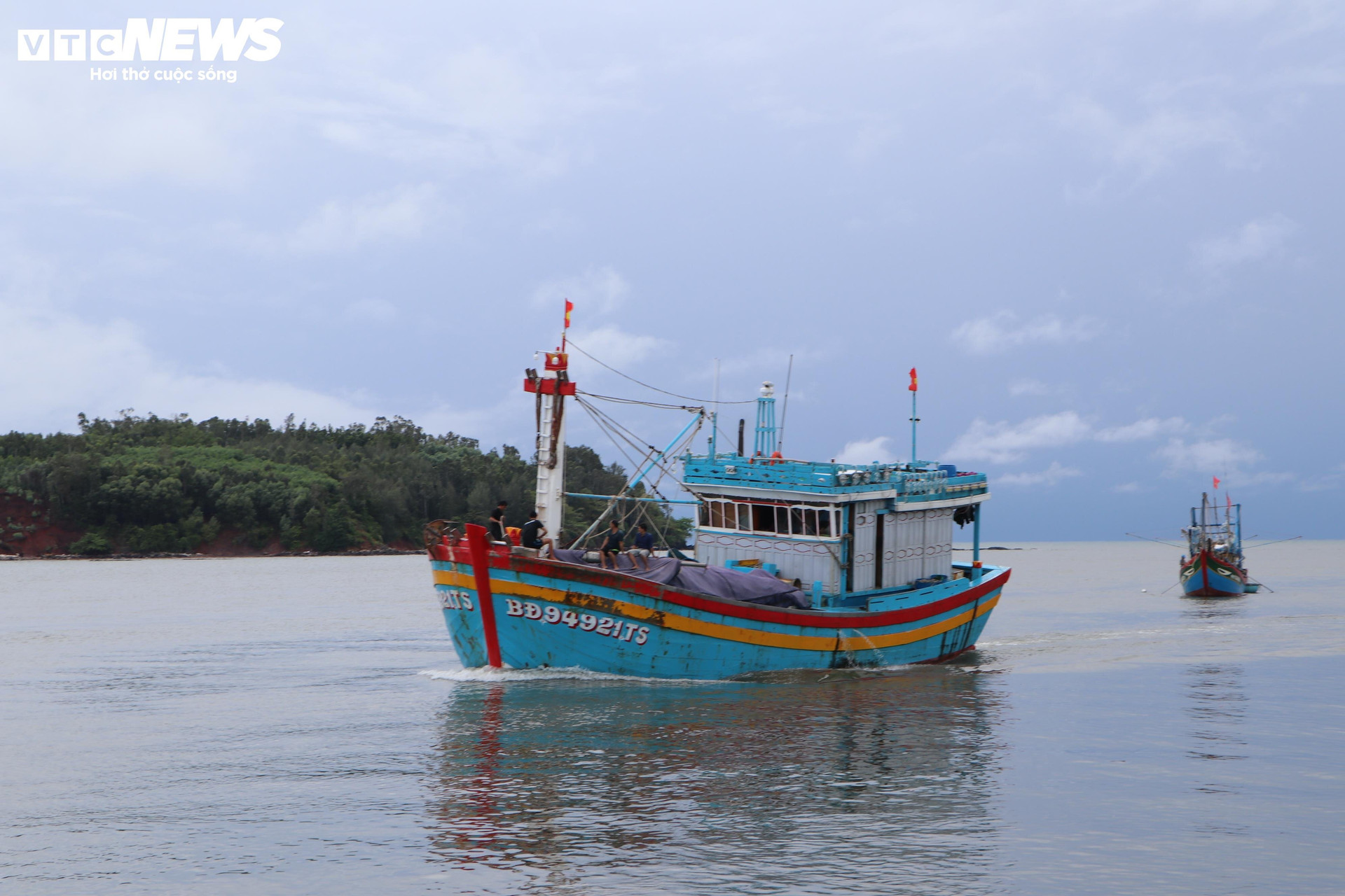 Quảng Ngãi cấm tất cả phương tiện tàu, thuyền ra biển hoạt động, bao gồm cả phương tiện vận tải hành khách tuyến Sa Kỳ - Lý Sơn và ngược lại.