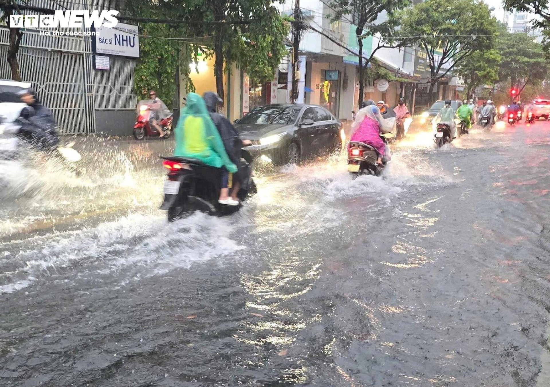 Mưa lớn khiến nhiều tuyến đường ở TP Đà Nẵng ngập sâu, giao thông tắc nghẽn. (Ảnh: Xuân Tiến)