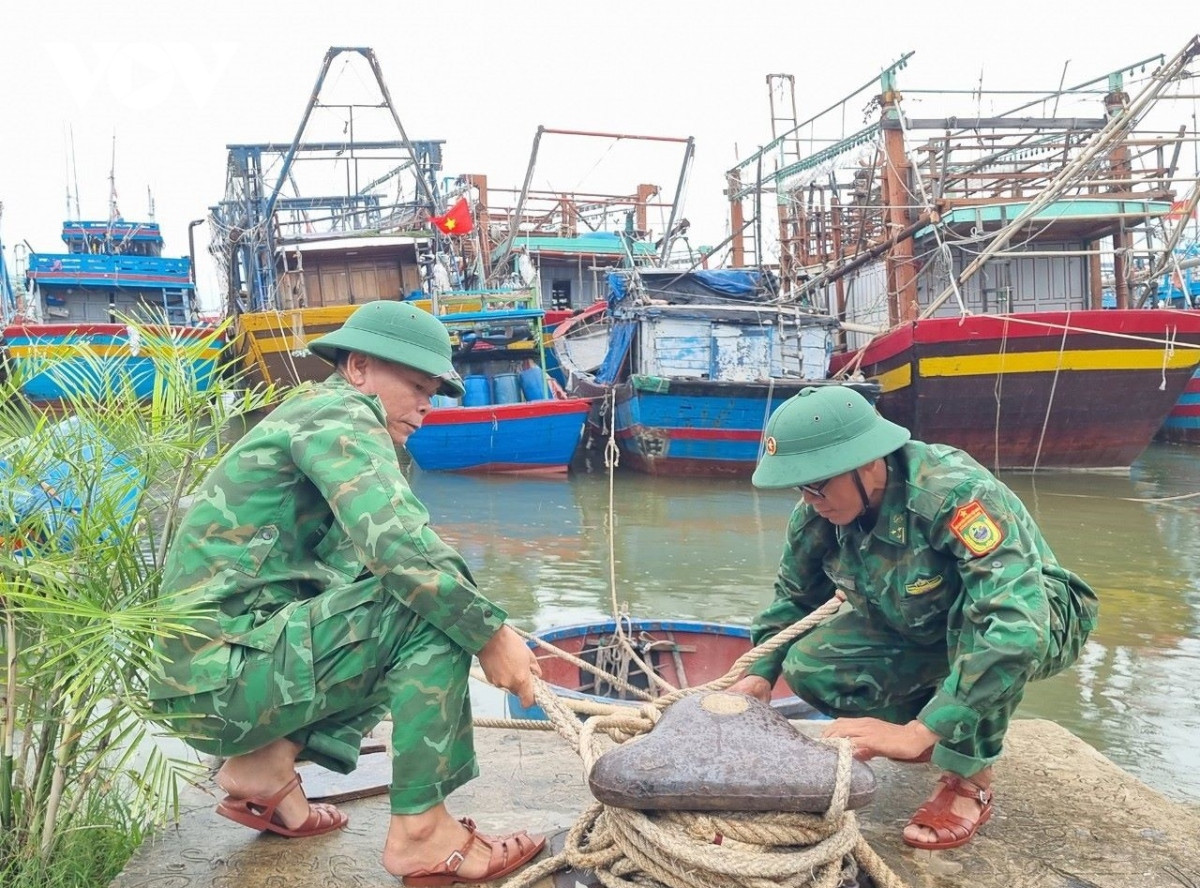 loc xoay toc mai nha, mua gay ngap lut o nhieu tinh thanh mien trung hinh anh 1