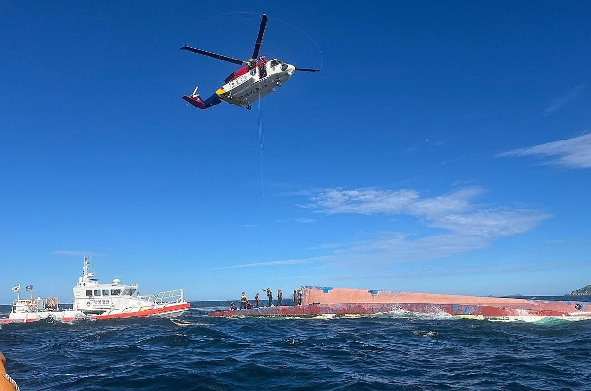 Hiện trường cứu hộ tàu cá bị lật ở ngoài khơi thành phố Gunsan. (Ảnh: Yonhap)