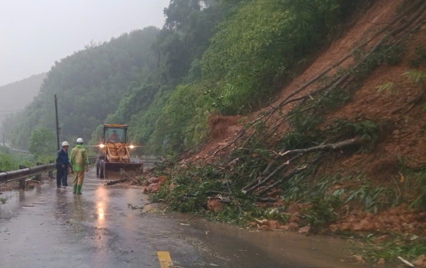 quảng trị khắc phục giao thông sạt lở, sự cố mất điện do bão số 4 hình ảnh 1 quang tri khac phuc giao thong sat lo, su co mat dien do bao so 4 hinh anh 1