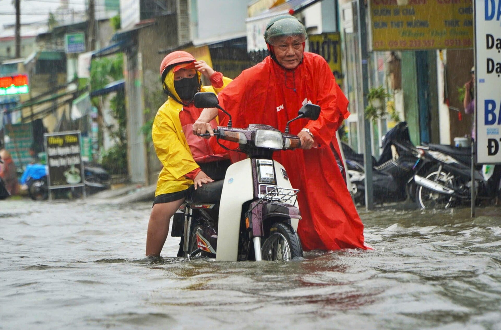 TP.HCM: Mưa kéo dài 5 tiếng, ô tô chết máy, người dân bì bõm lội giữa biển nước - 16