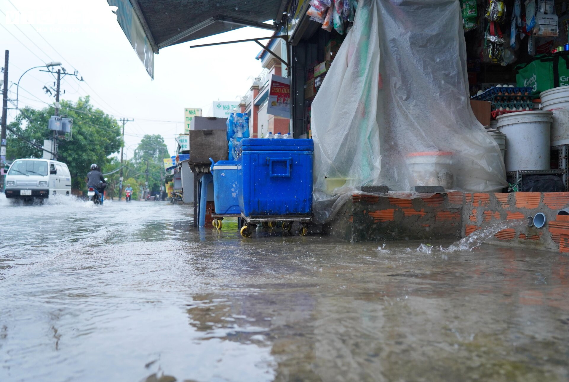 TP.HCM: Mưa kéo dài 5 tiếng, ô tô chết máy, người dân bì bõm lội giữa biển nước - 12