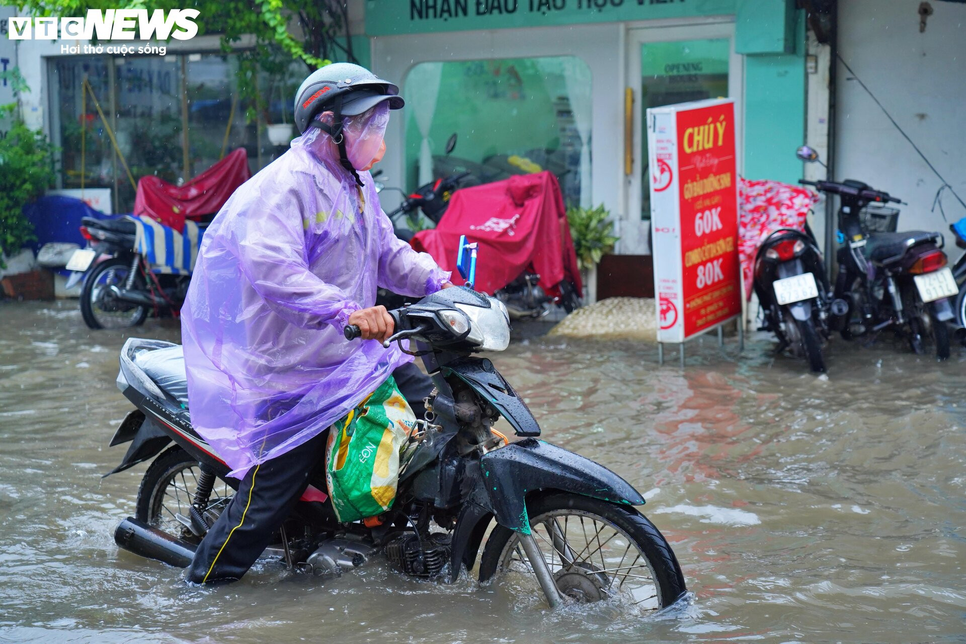 TP.HCM: Mưa kéo dài 5 tiếng, ô tô chết máy, người dân bì bõm lội giữa biển nước - 5