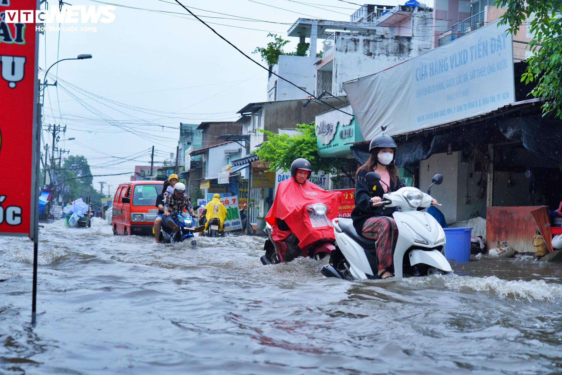 TP.HCM: Mưa kéo dài 5 tiếng, ô tô chết máy, người dân bì bõm lội giữa biển nước - 2