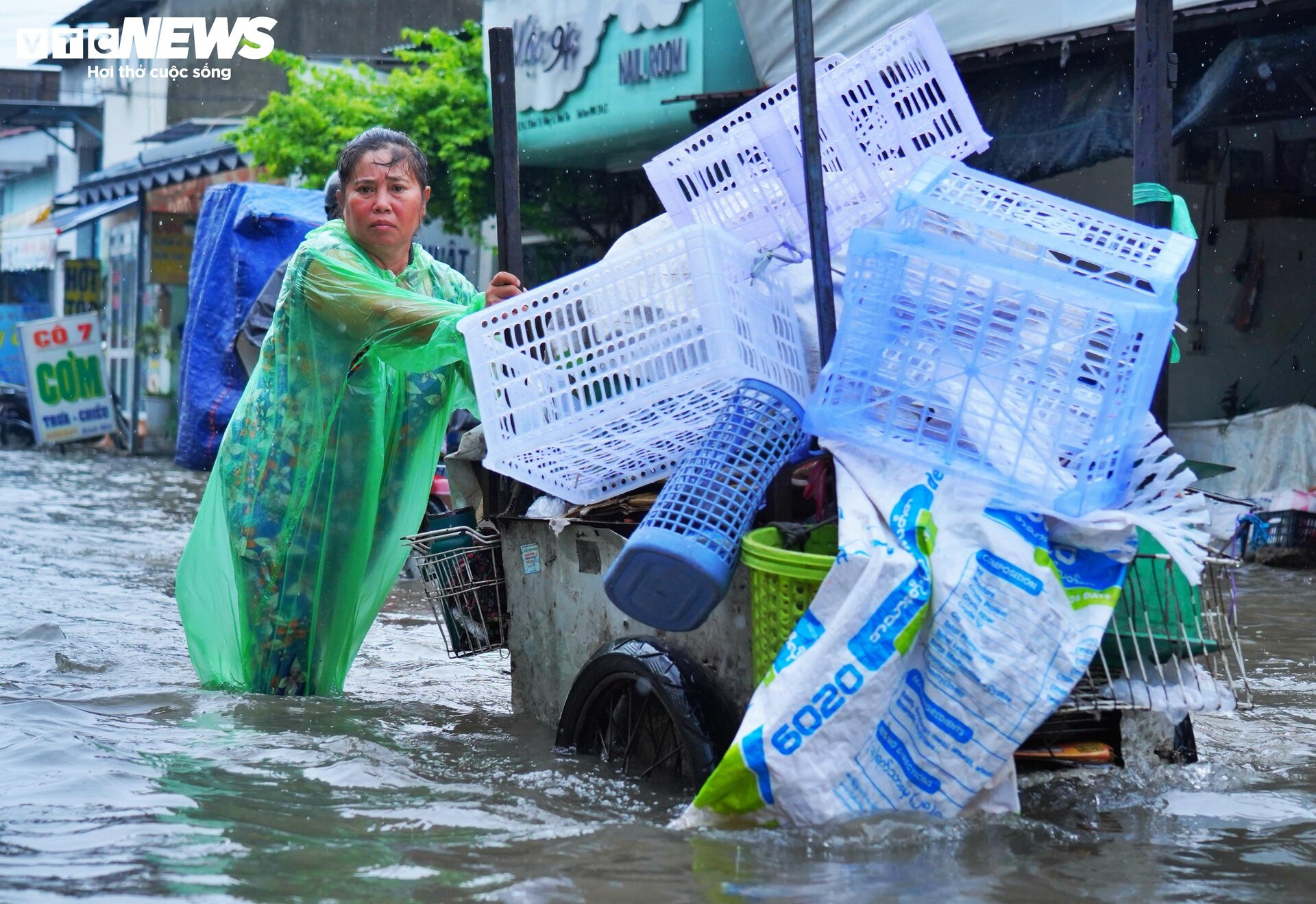 TP.HCM: Mưa kéo dài 5 tiếng, ô tô chết máy, người dân bì bõm lội giữa biển nước - 8