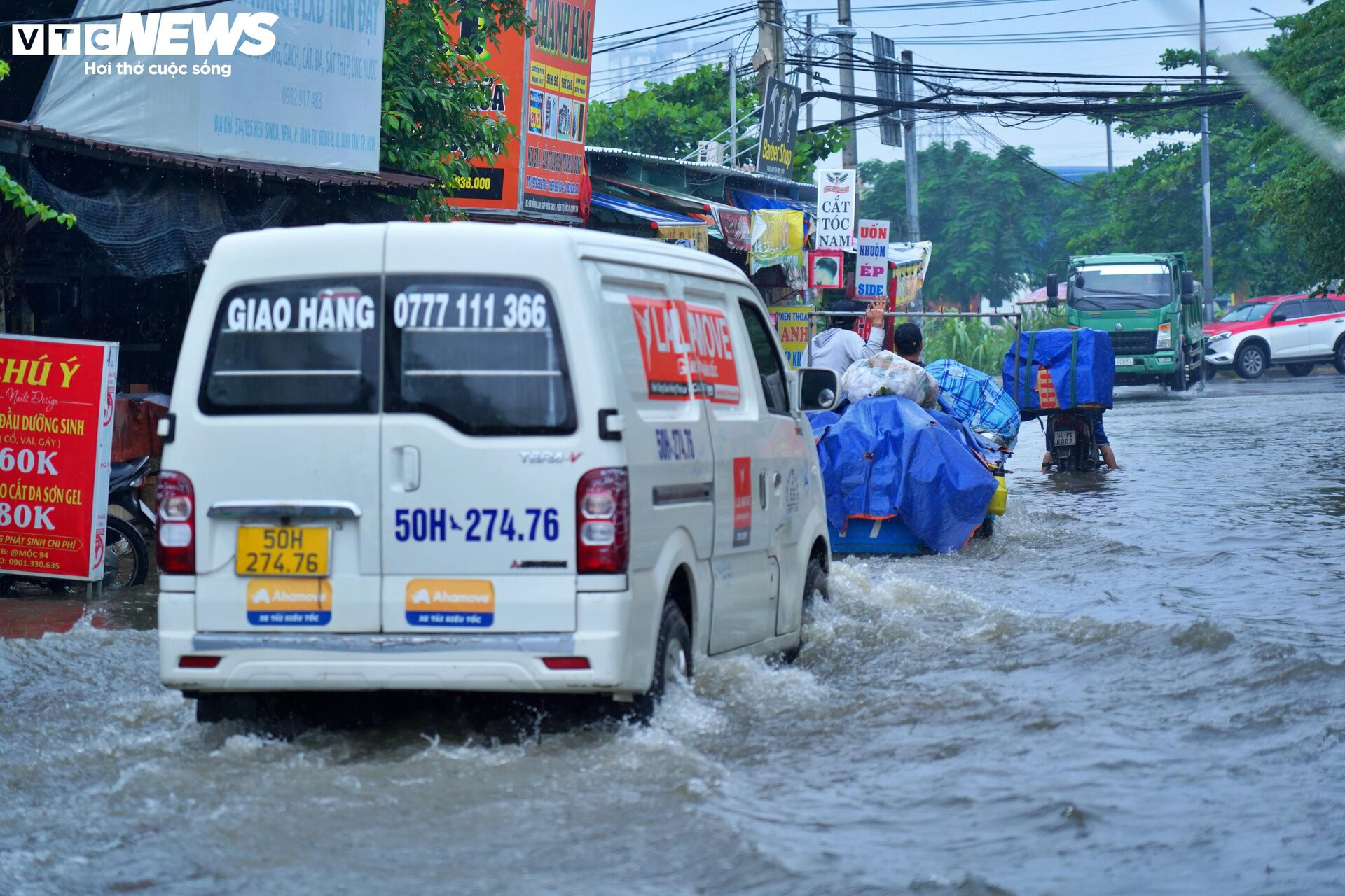 TP.HCM: Mưa kéo dài 5 tiếng, ô tô chết máy, người dân bì bõm lội giữa biển nước - 14