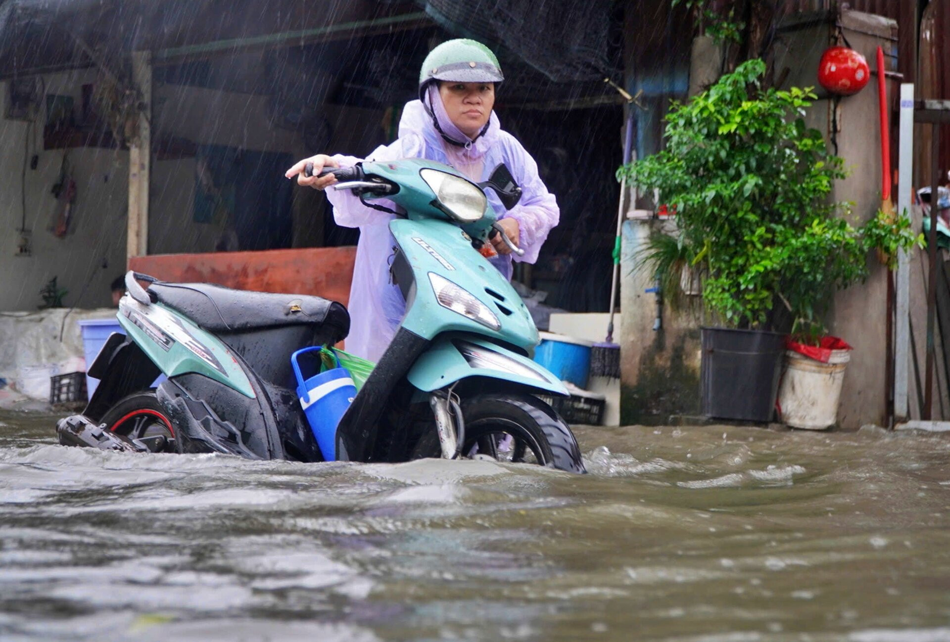 TP.HCM: Mưa kéo dài 5 tiếng, ô tô chết máy, người dân bì bõm lội giữa biển nước - 17