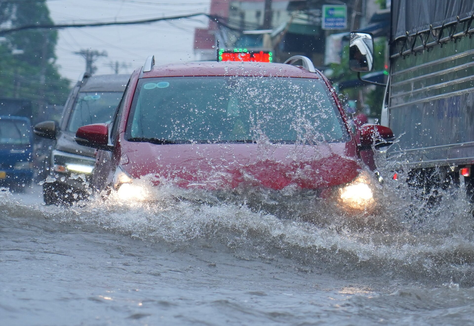 TP.HCM: Mưa kéo dài 5 tiếng, ô tô chết máy, người dân bì bõm lội giữa biển nước - 7