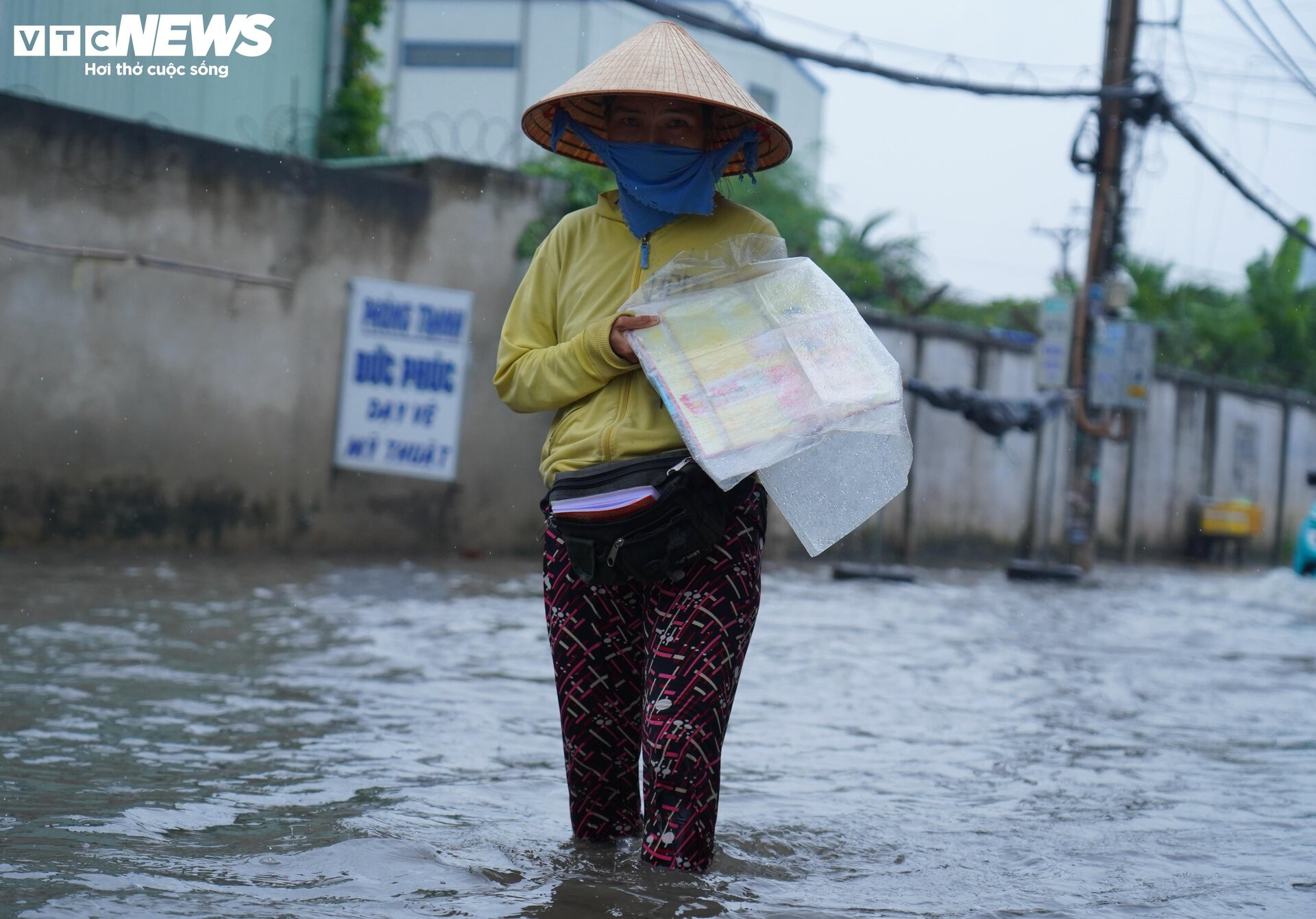 TP.HCM: Mưa kéo dài 5 tiếng, ô tô chết máy, người dân bì bõm lội giữa biển nước - 9